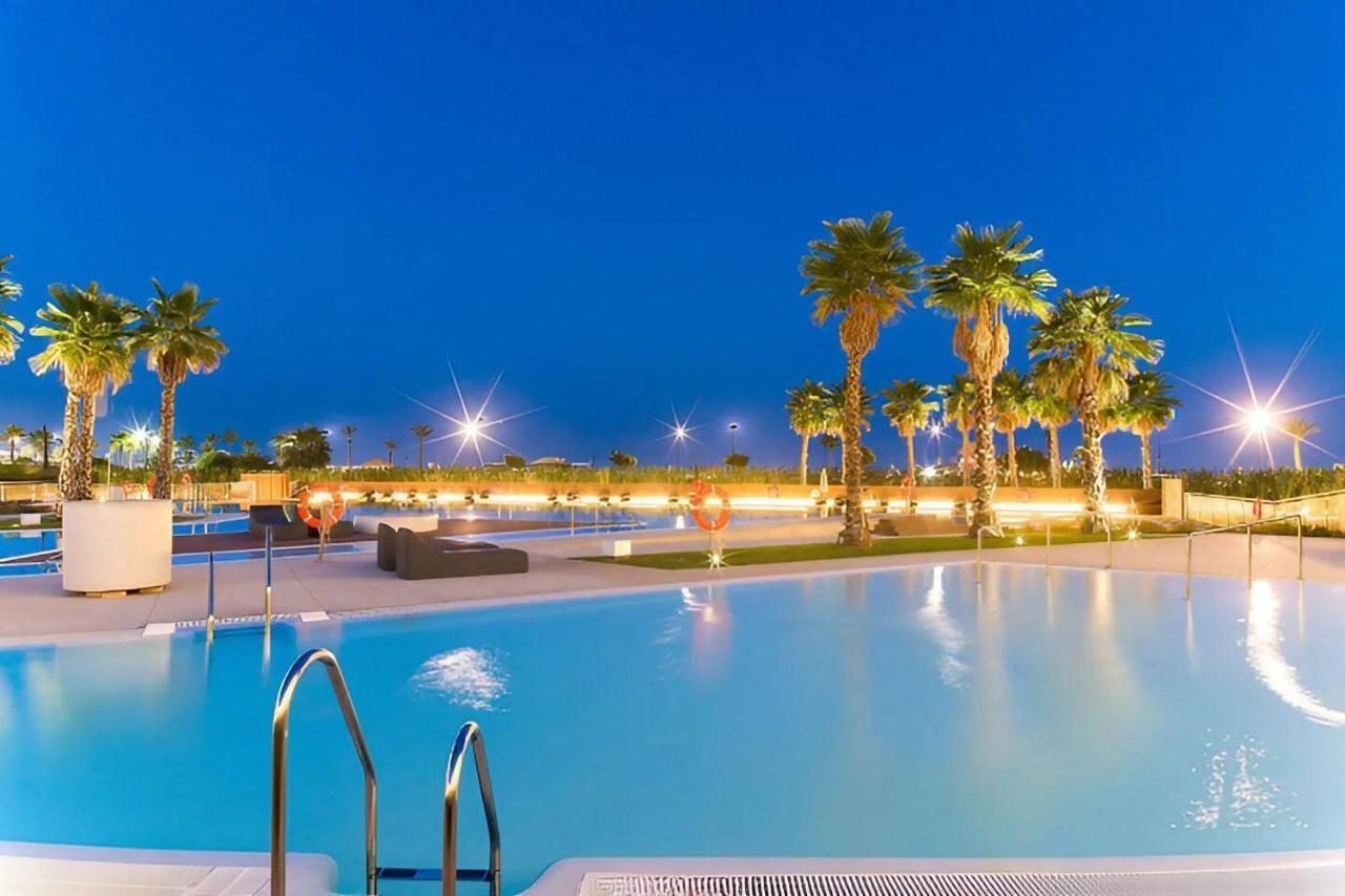 Luxury Complex Beachfront Apartment, Infinity Pool, Sauna, Gym And Large Terrace Torremolinos Dış mekan fotoğraf