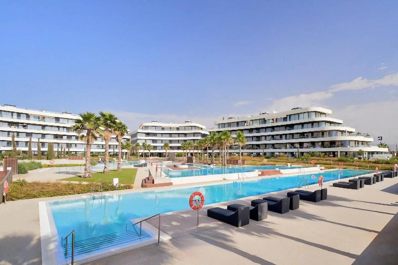Luxury Complex Beachfront Apartment, Infinity Pool, Sauna, Gym And Large Terrace Torremolinos Dış mekan fotoğraf